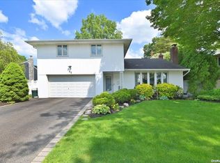 42 Robin Ln, Plainview, NY 11803