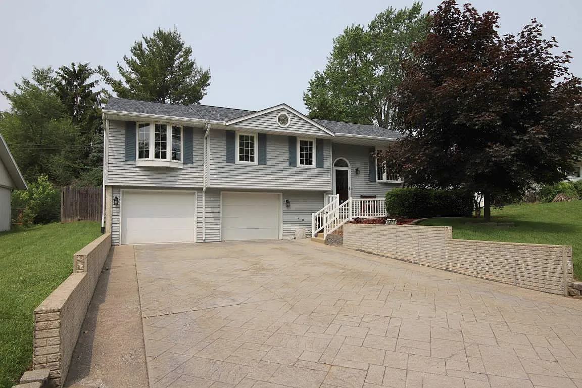 5811 N Graceland Dr photo 1
