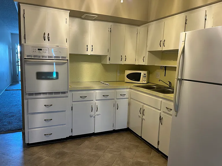 2428 Columbia Dr — Photo 13