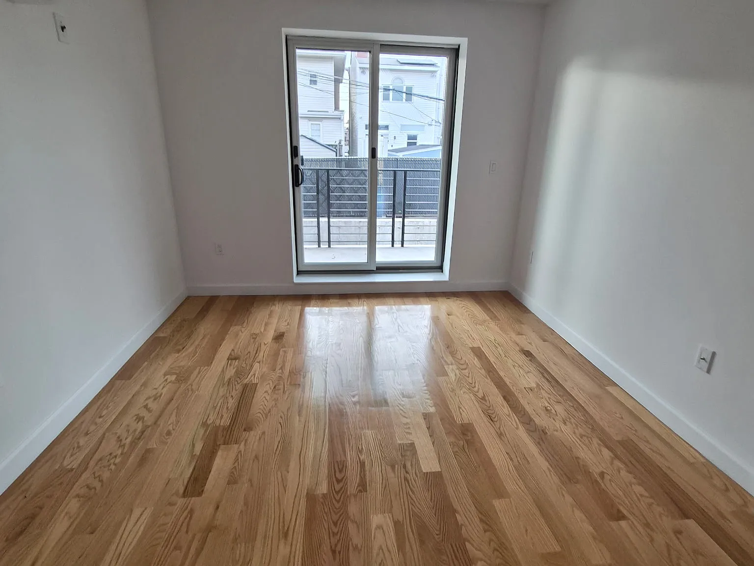 3 bed, 1200 sqft, $3,200 — Photo 2