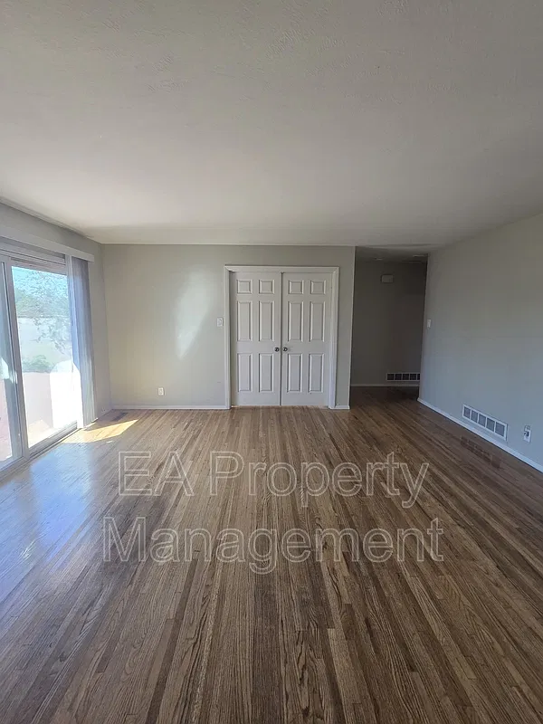5 bed, 2.0 bath, 2300 sqft, $2,400 — Photo 4
