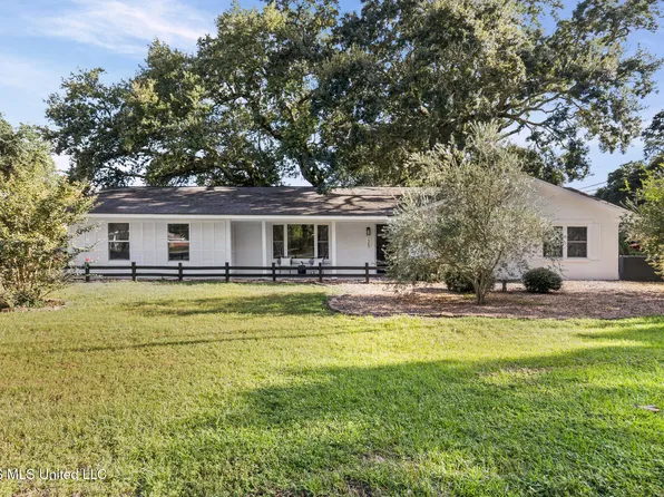 1560 E 2nd St, Pass Christian, MS 39571