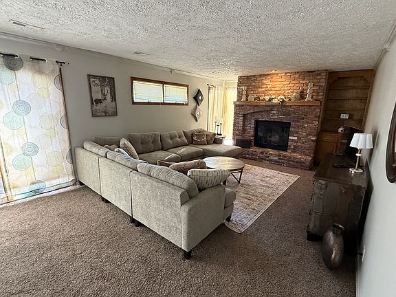3rd image of 805 Evergreen Dr