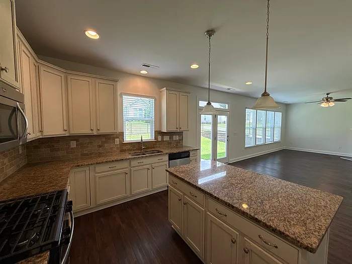 1019 Dunhill Ln — Photo 11