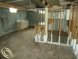 3rd image of 8195 E Outer Dr