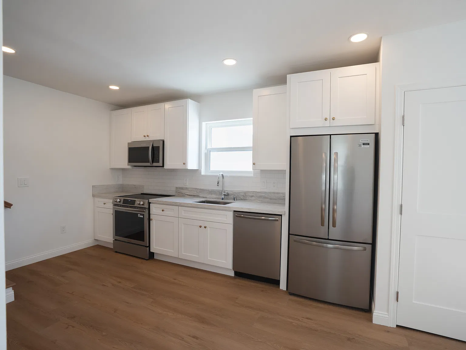 2 bed, 800 sqft, $4,000 — Photo 3