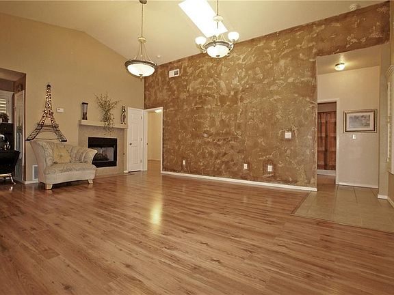 5th image of 100 Desert Willow Dr