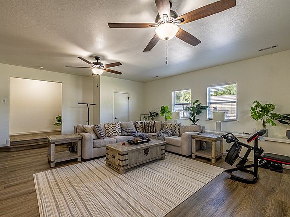 5th image of 203 S Neal St