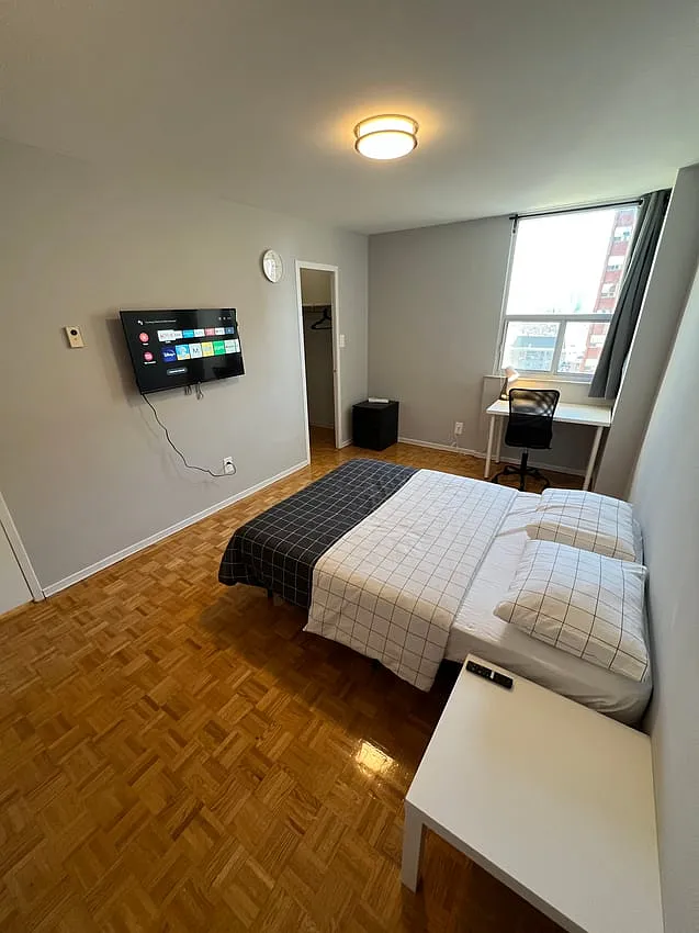 Premium Deluxe - St. Clair Avenue East & Yonge Street — Photo 2