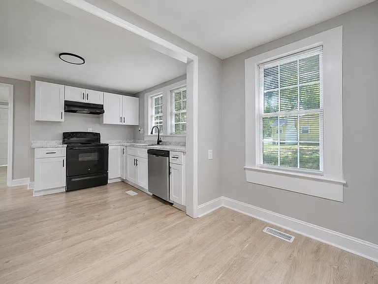 452 13th Ave NE — Photo 5