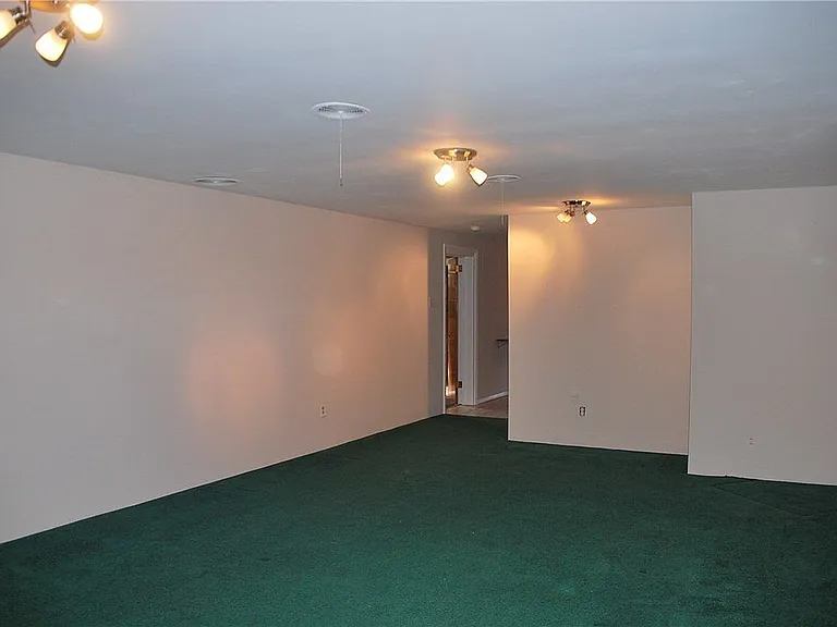 13 Carleton Dr — Photo 8