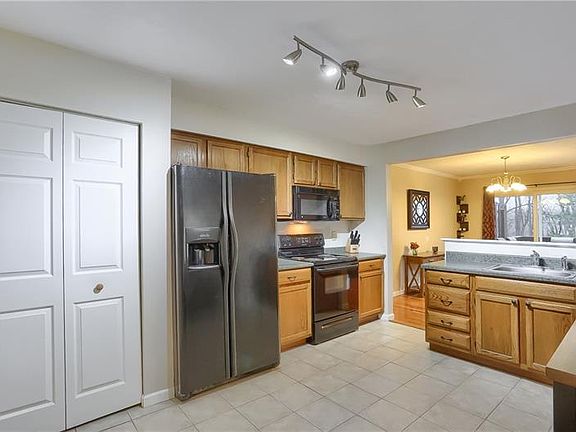 3rd image of 770 Sunset Cir