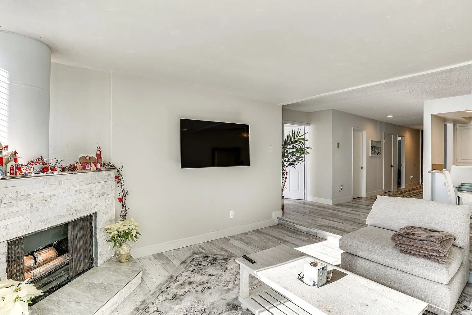 3 bed, 2.0 bath, 1463 sqft, $5,215 — Photo 2