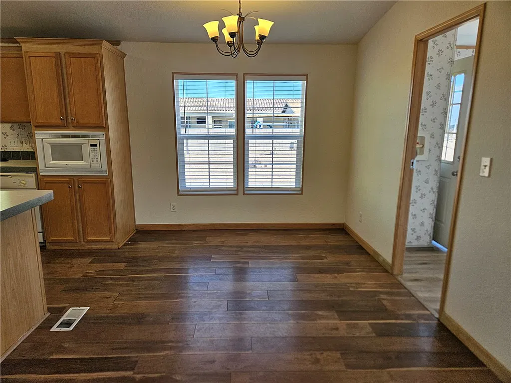 3 bed, 2.0 bath, 1404 sqft, $1,700 — Photo 4