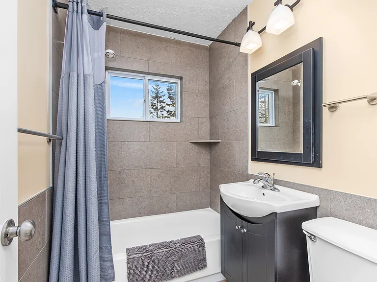 1644 Pennoyer Ave — Photo 15