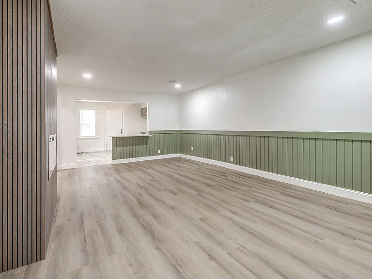 208 E Carson St — Photo 7