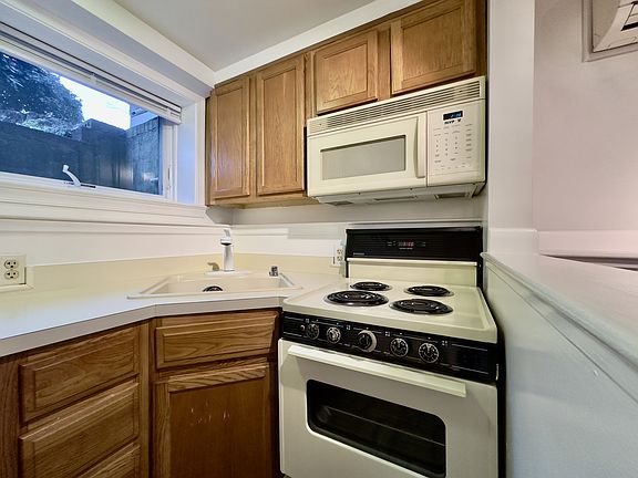 5th image of 918 Jefferson St APT 1B