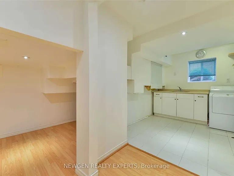 22 Rochefort Dr — Photo 33