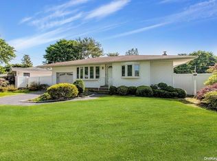 2 Sugarwood Ln, Commack, NY 11725