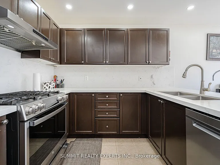 39 Donomore Dr #UPPER — Photo 12