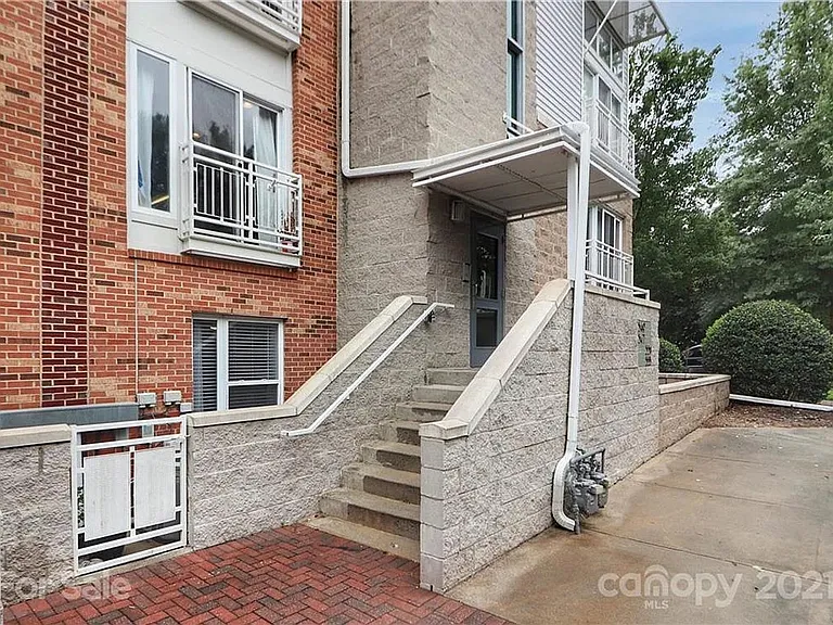 547 Donatello Ave — Photo 17