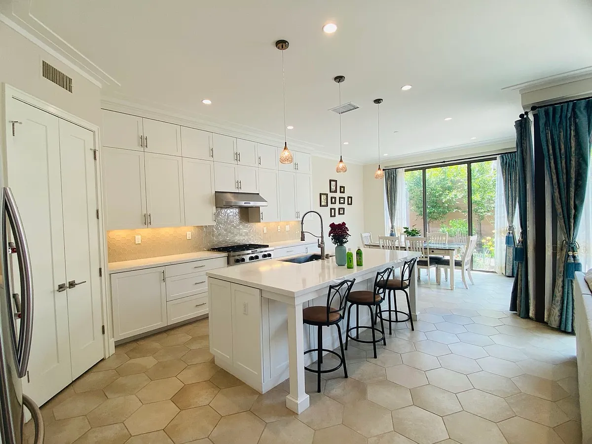 Building Photo - 150 Bellini