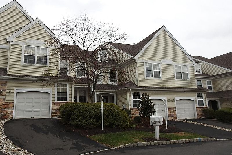 2nd image of 204 Leeds Ct