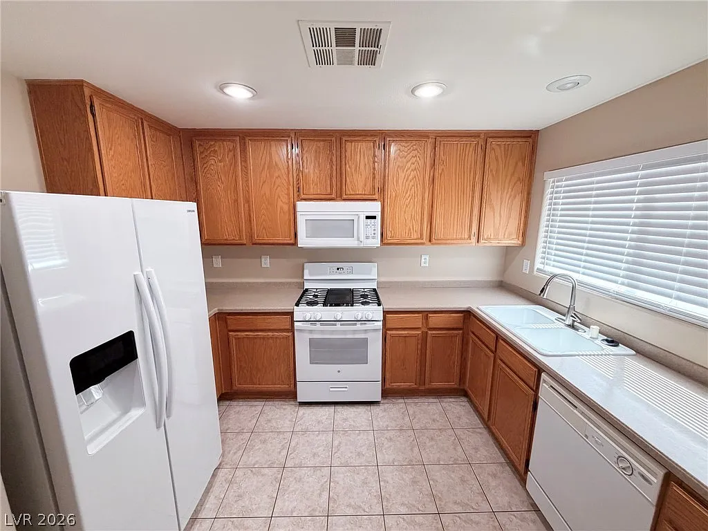 4 bed, 2.5 bath, 2039 sqft, $2,200 — Photo 4