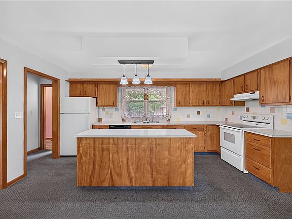 5th image of 21 Evergreen Dr