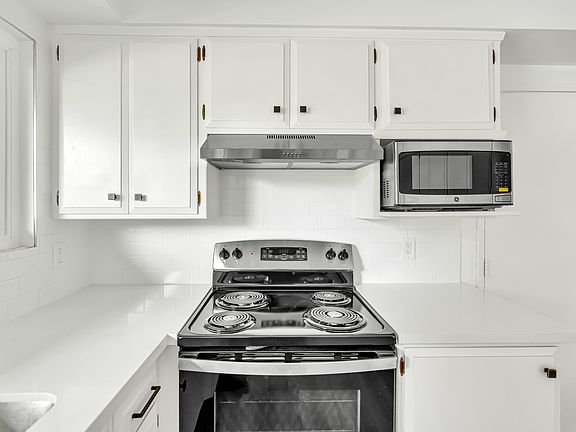 5th image of 1028 Lake Glen Way
