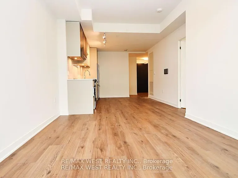 395 Dundas St W #822 — Photo 8