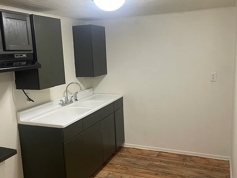 505B Signer Ln #B — Photo 2