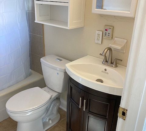 3rd image of 140 Richmond St SE APT 5