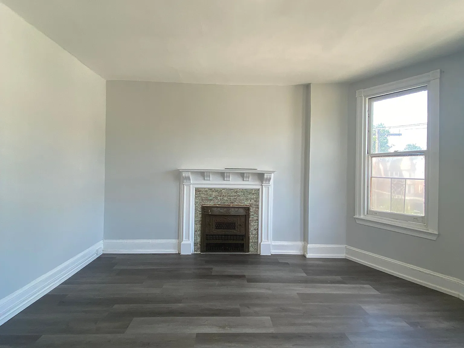 4 bed, $2,400 — Photo 2