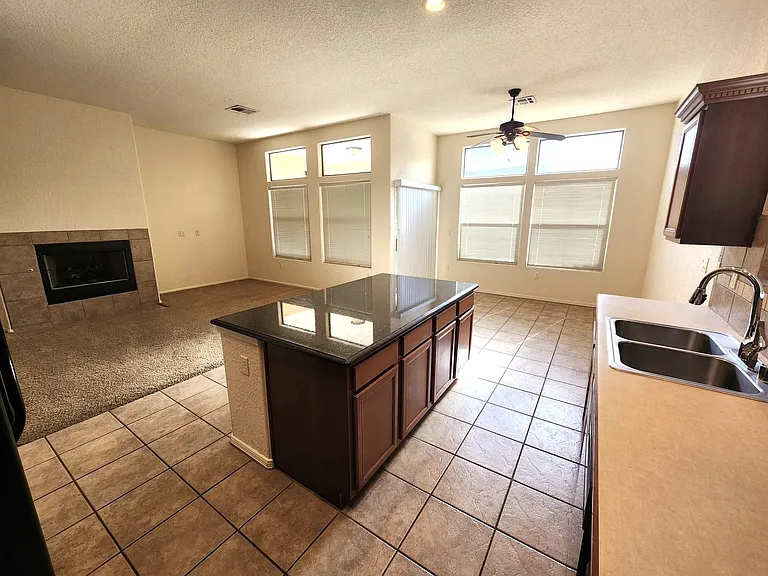2409 Cortina Mnr — Photo 25