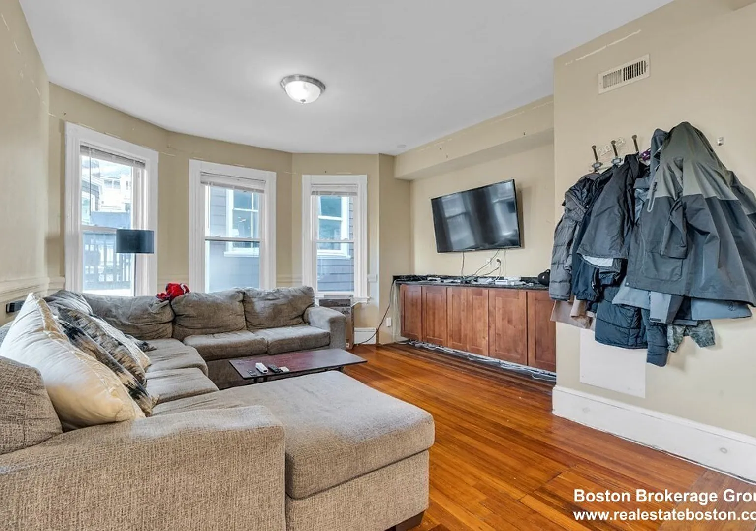 Get $1000 upon closing with monthly promo! Spacious, Luxury Apartment with Huge Sunlit rooms near... — Photo 4