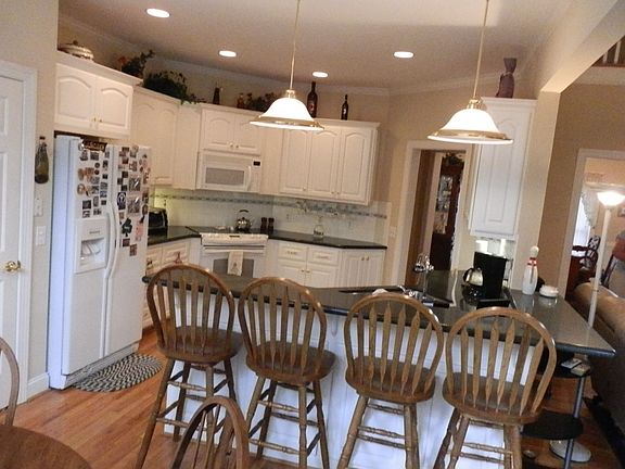 3rd image of 404 Ascot Dr