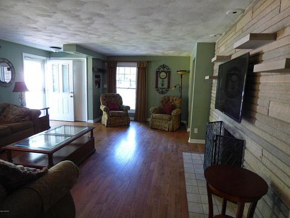5th image of 312 Claremont St