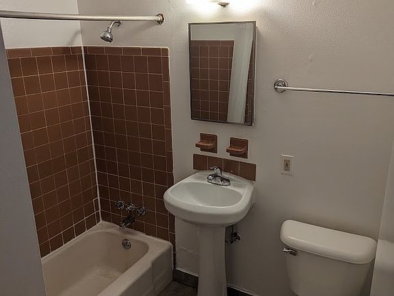 5th image of 2820 W Kilbourn Ave #307