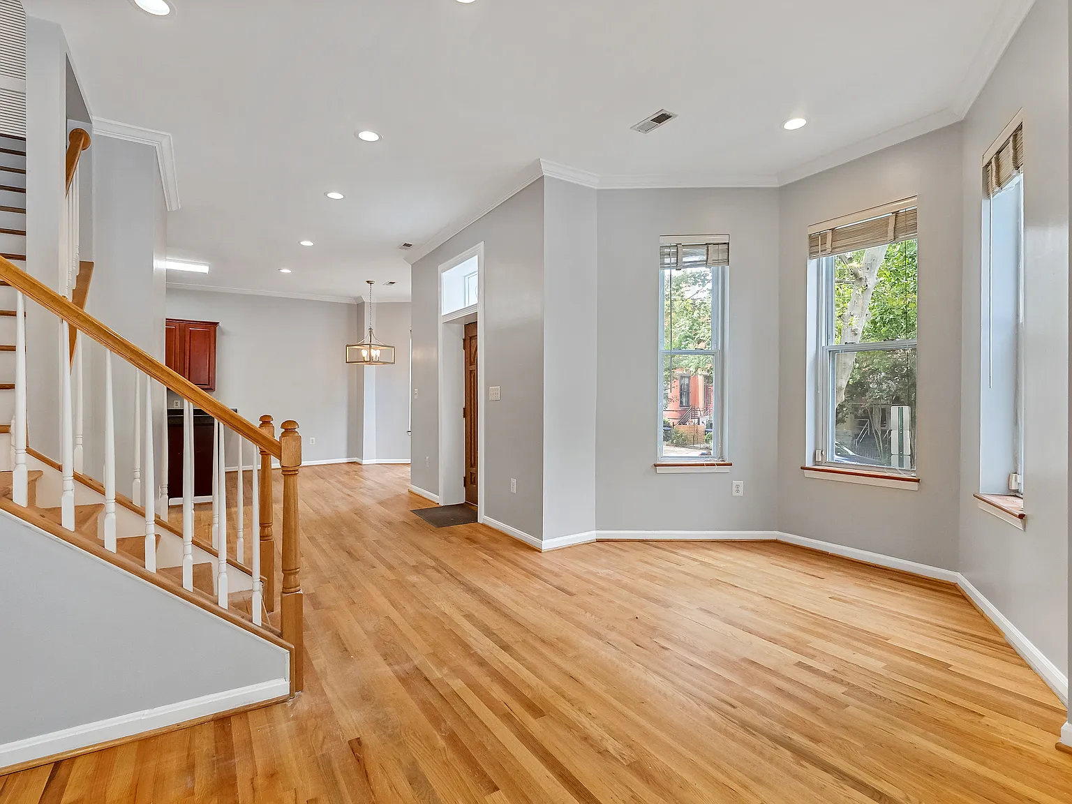 4 bed, 2.5 bath, 2420 sqft, $5,950 — Photo 4