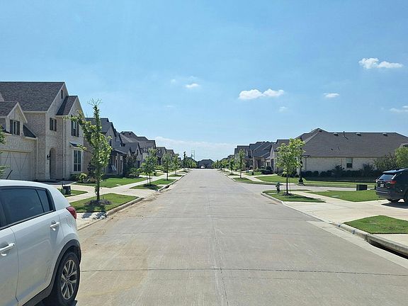 5th image of 604 Oakmoss St