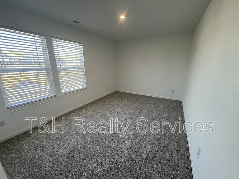 4801 Summerfield Dr — Photo 8