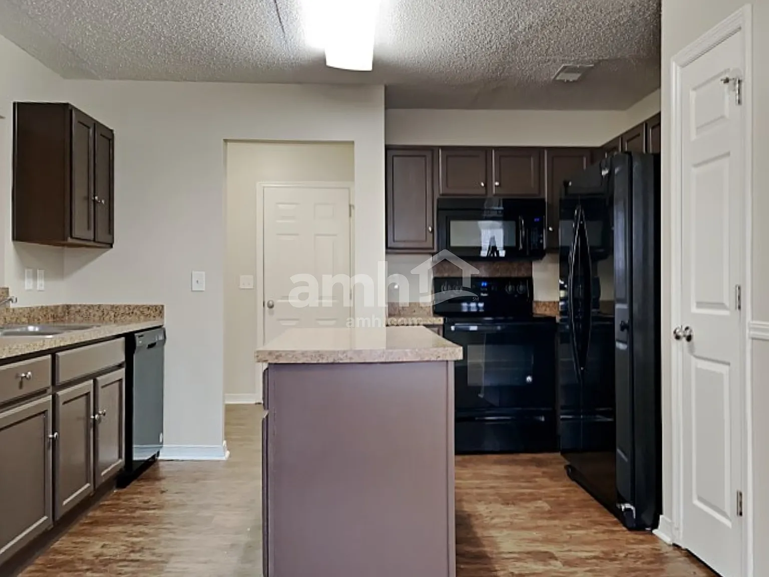 3 bed, 2.5 bath, 1640 sqft, $2,310 — Photo 3