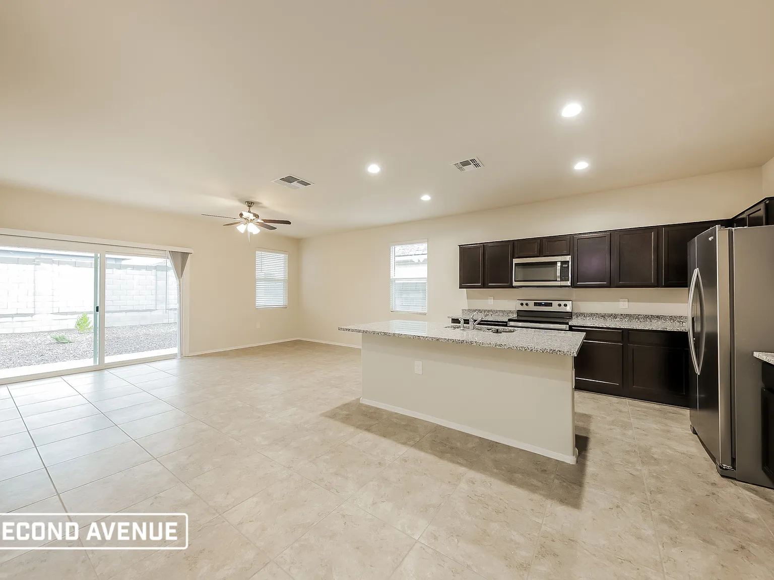 3 bed, 2.0 bath, 1601 sqft, $2,050 — Photo 3