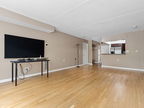 4th image of 4975 Washington St #209