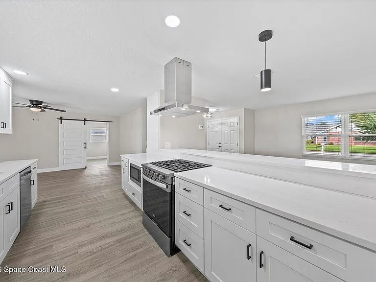540 Albatross St — Photo 5