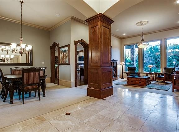 5th image of 824 Jennifer Ct