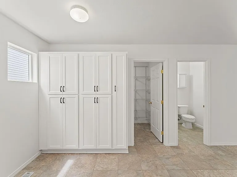 2429 Tolmie Ave — Photo 13