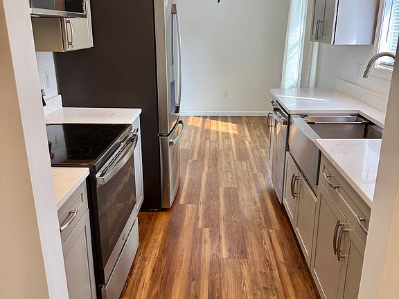 3rd image of 435 Villabrook Ct