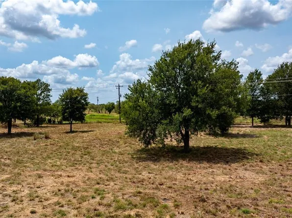 N Magnolia Ave, Luling, TX 78648